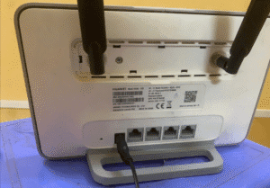 Mặt sau của bộ phát wifi từ sim Huawei b535, có 4 cổng LAN, 2 ăng ten và khe cắm sim ở dưới