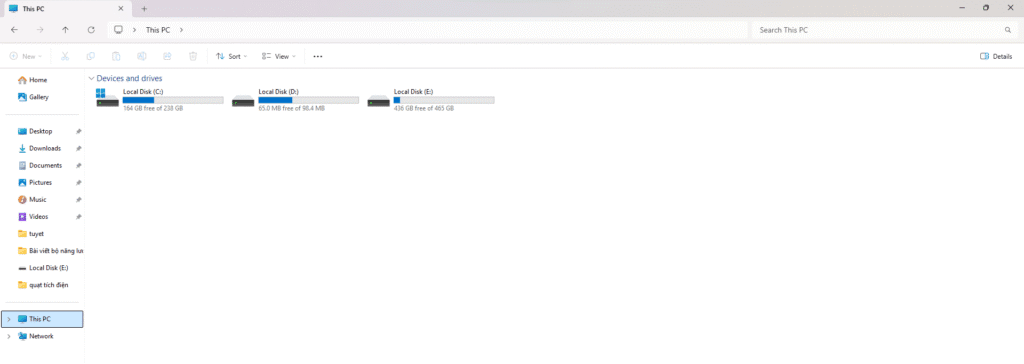Hình ảnh chia ổ cứng hiện tại, theo đó có 1 ổ C là SSD dùng cài Windows, Một ổ D để lưu trữ dữ liệu 
