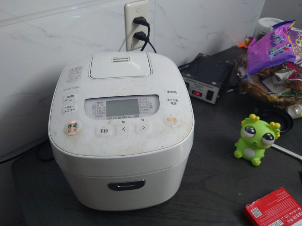 iris ohyama RC-ME50-W kèm thêm bộ đổi nguồn riêng