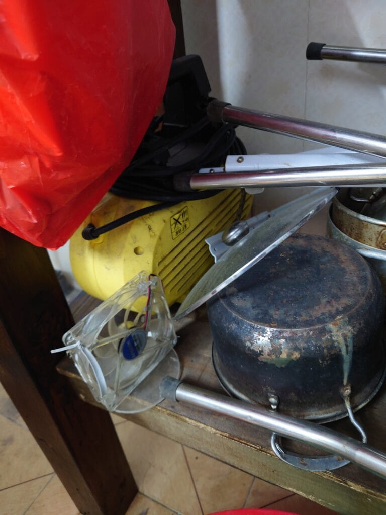 Máy bơm nước xịt rửa xe, hàng điện 110v nhưng dùng 1 lần rồi cất đi