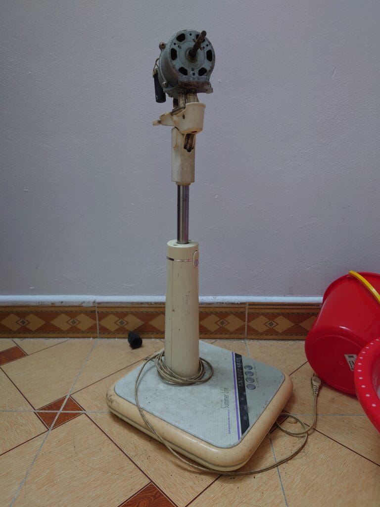 Sản phẩm quạt Nhật bãi phiên bản cắm nhầm điện và đã hỏng