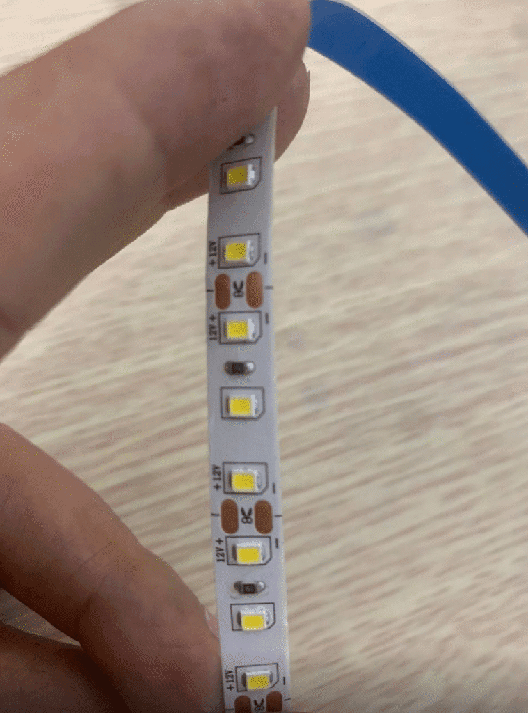 Trong hình là một ảnh chụp về CHIP LED 5730 trên tay mình là đoạn dài 100cm chứa nhiều CHIP LED