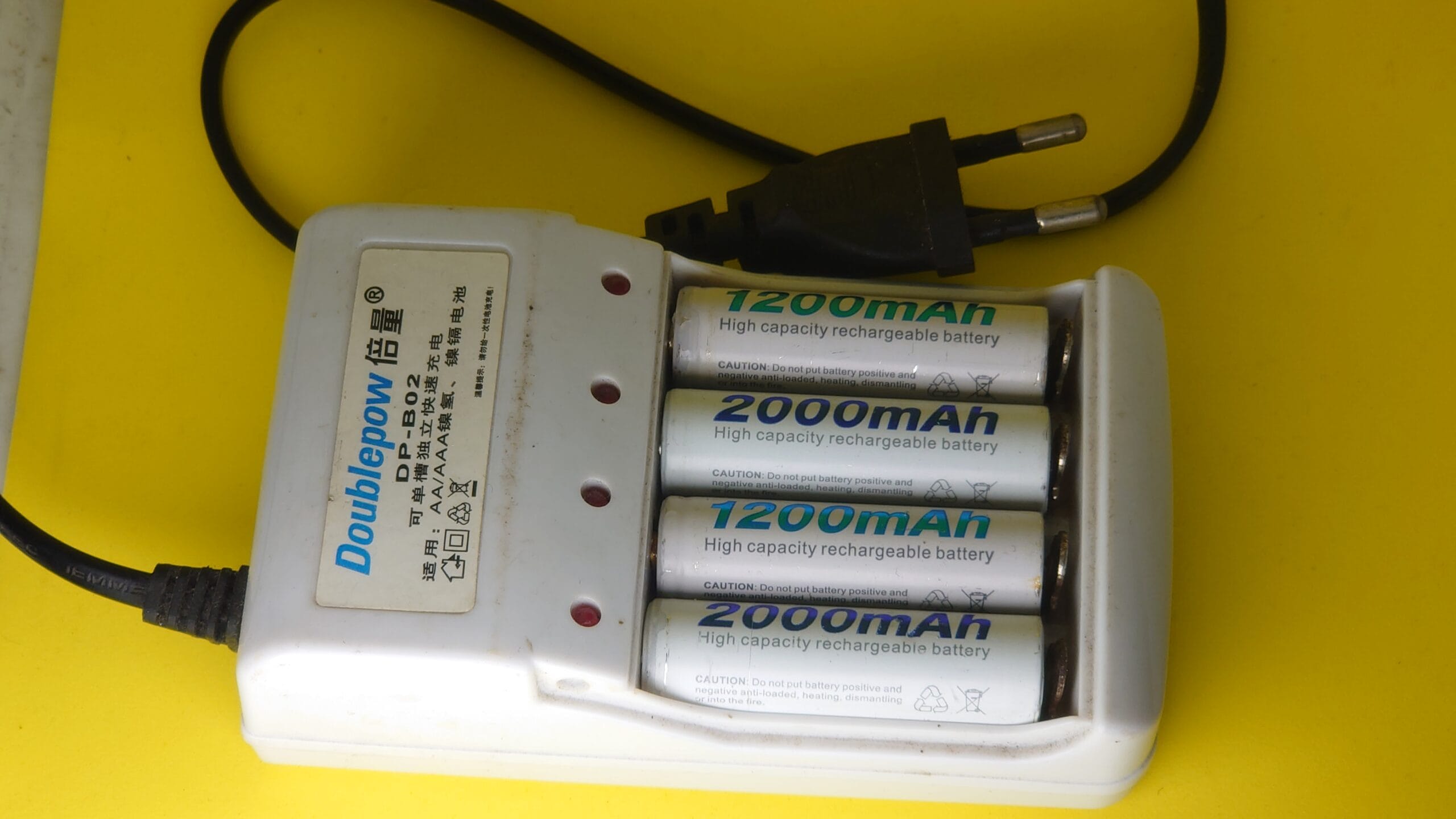 Đế sạc pin chuẩn chng có thể sạc cả pin tiểu AA và pin đũa aaa