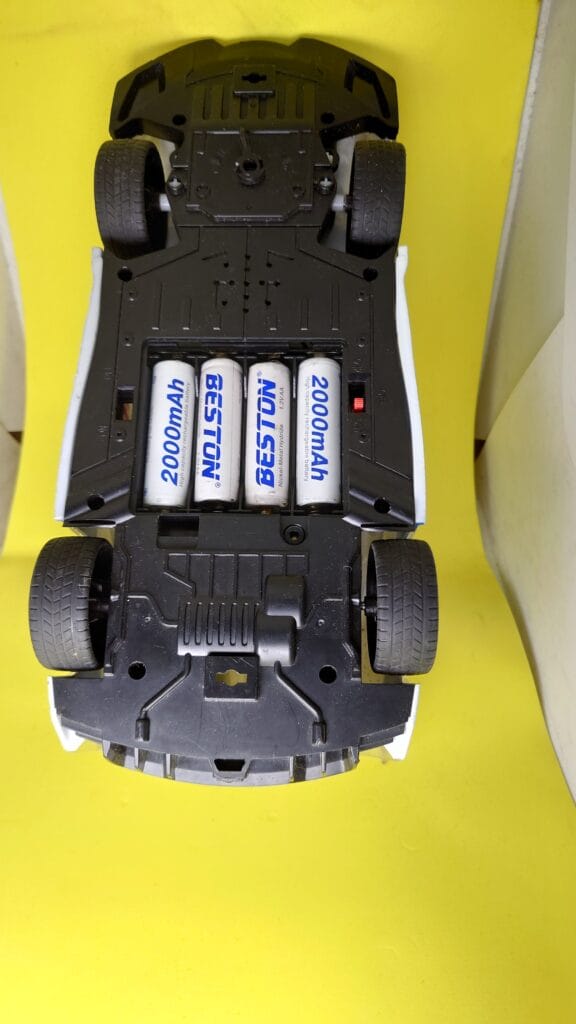 Ô tô đồ chơi giờ chạy 4 viên pin AA