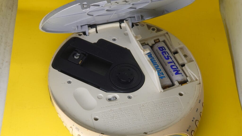 Đồ chơi, máy nghe nhạc sử dụng pin AA khá phổ biến