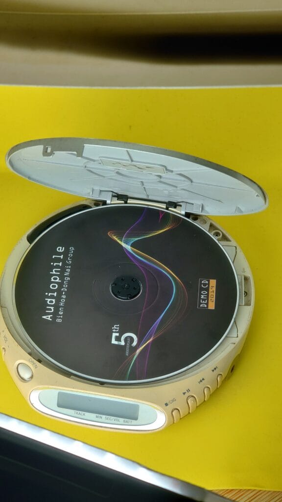 Máy nghe nhạc CD cổ của Sony dùng 2 viên pin AA đời cổ