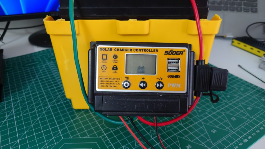 Cấp nguồn từ tấm pin năng lượng mặt trời cho bộ điều khiển sạc cho bình ắc quy