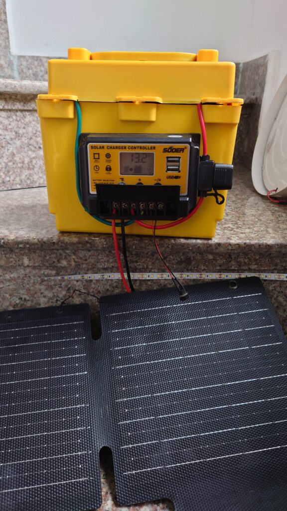 Cấp nguồn từ tấm pin năng lượng mặt trời vào hệ thống điện năng lượng mặt trời vừa lắp đặt