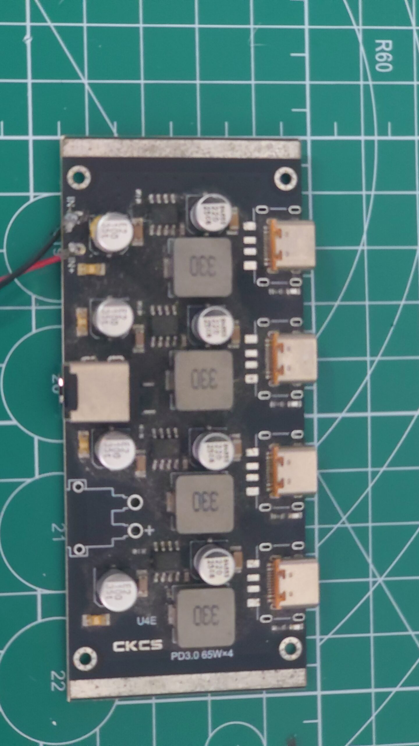 Mạch cho ra 4 cổng USB Type C hỗ trợ 65W*4