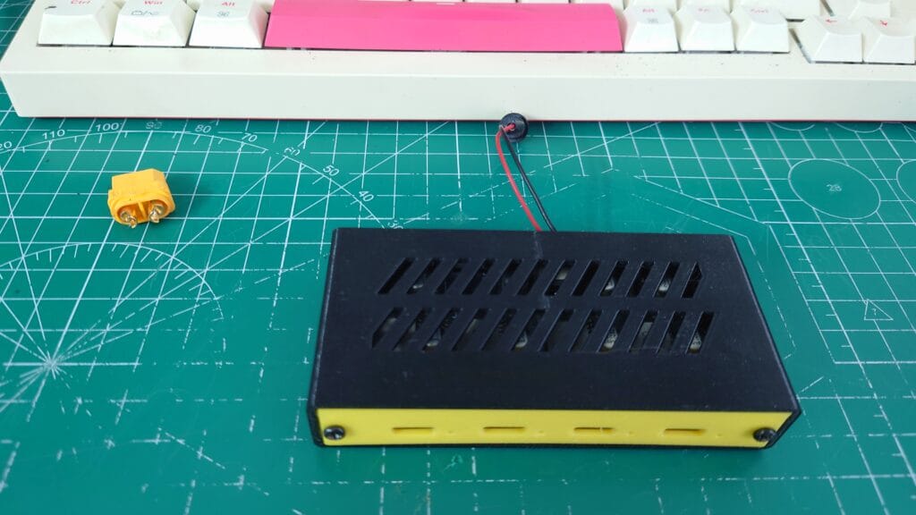 Vỏ của sạc điện thoại từ ắc quy 12v