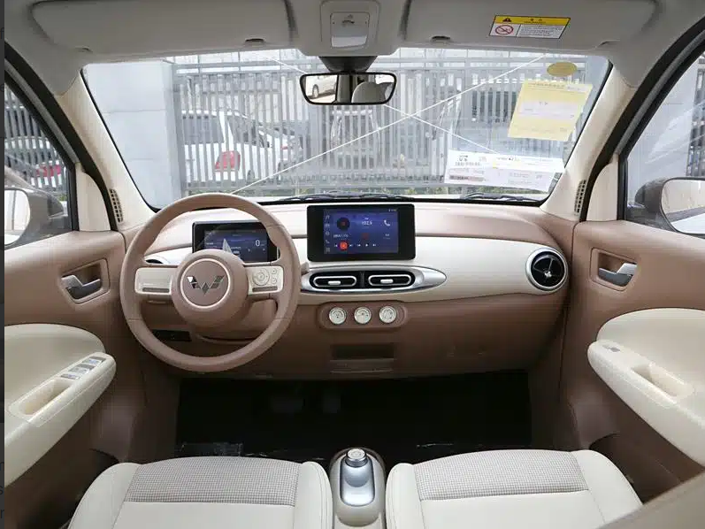 Bên trong khoang lái bản Wuling Macaron 5 cửa