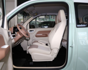 Khoang lái phía trước của Wuling Macaron bản Mini EV 3 cửa