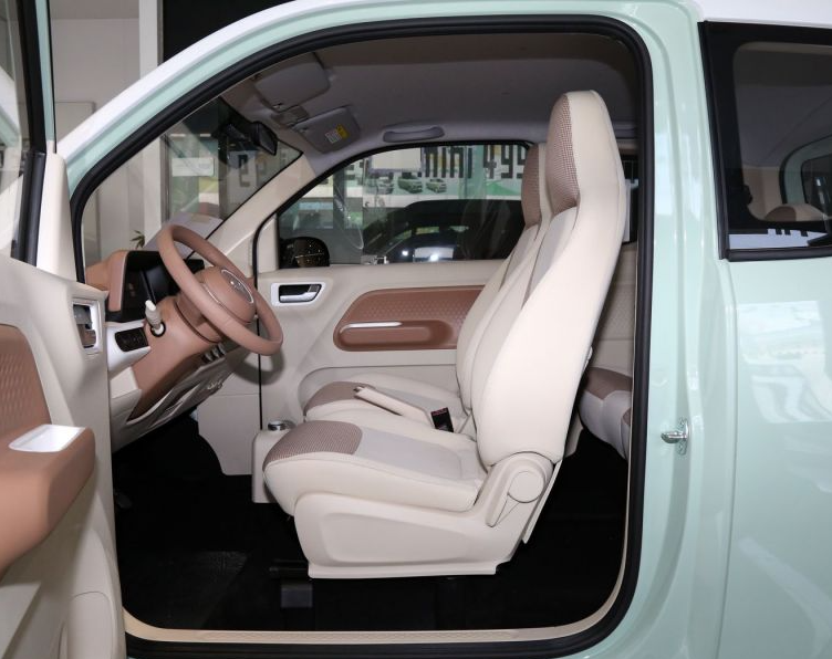 Khoang lái phía trước của Wuling Macaron bản Mini EV 3 cửa