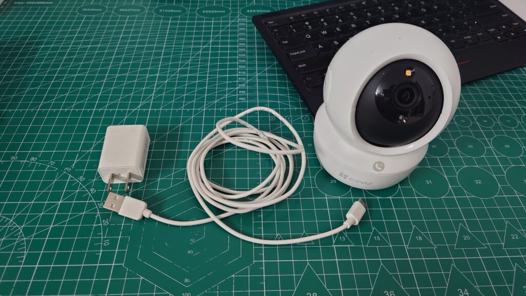 Bộ sản phẩm bào gồm hộp và một số phụ kiện, nhưng quan trọng nhất chính là Camera, Nguồn, cáp sạc dài và đế gắn vào tường
