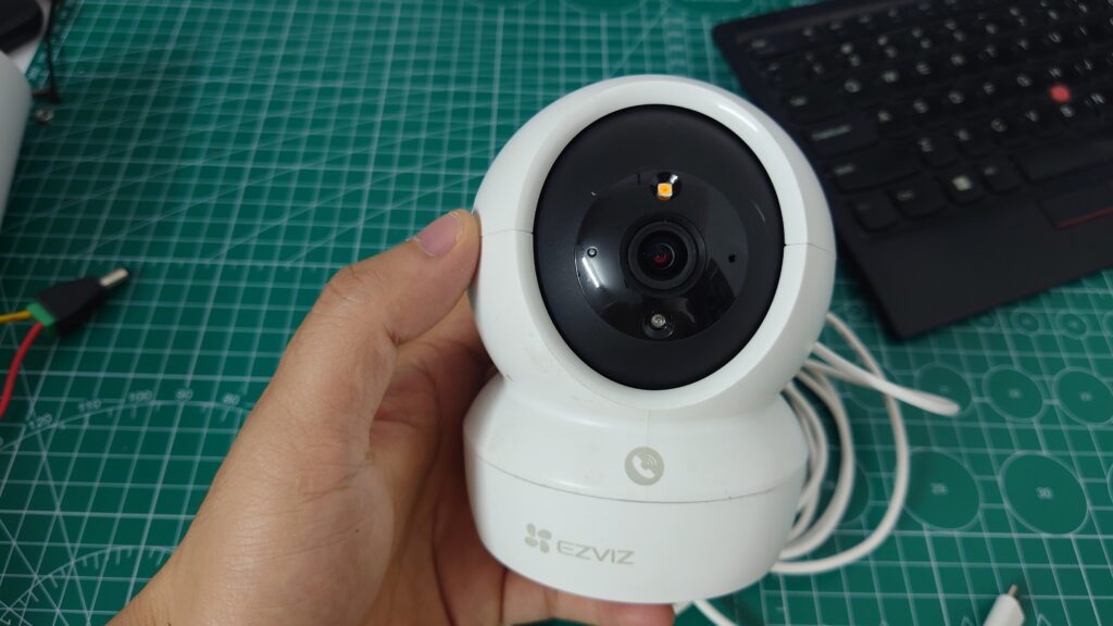 Đây là Camera ezviz cs-H6C nhà mình dùng, tháo ra lần đầu tiên sau 1 năm sử dụng
