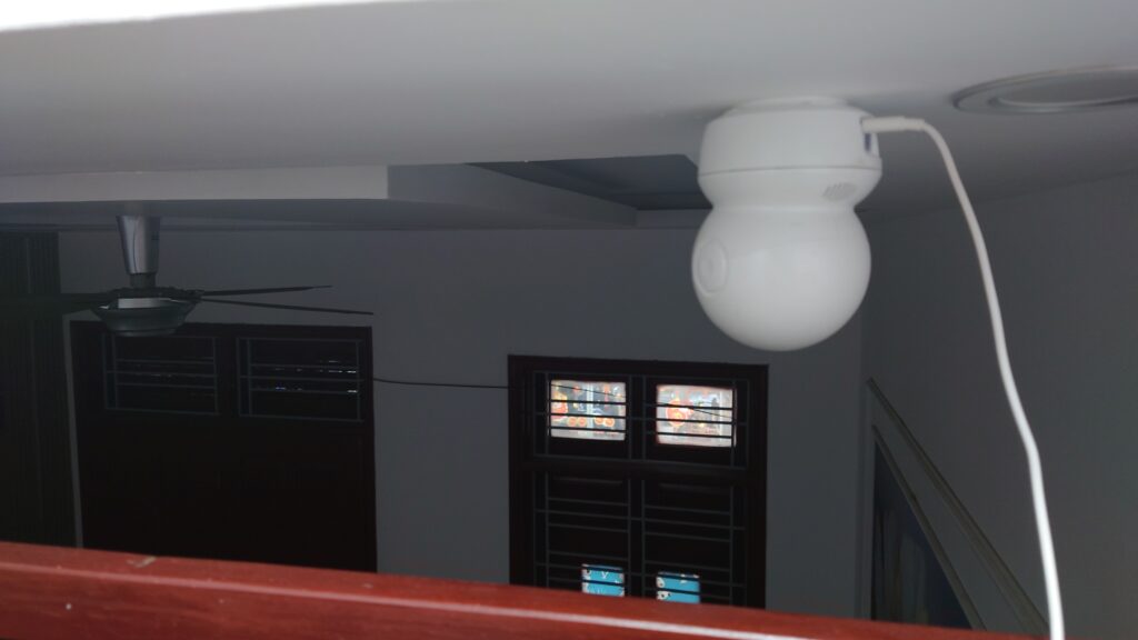 Camera quan sát toàn bộ 360 khu vực quanh nhà, tự động bật đèn khi có chuyển động