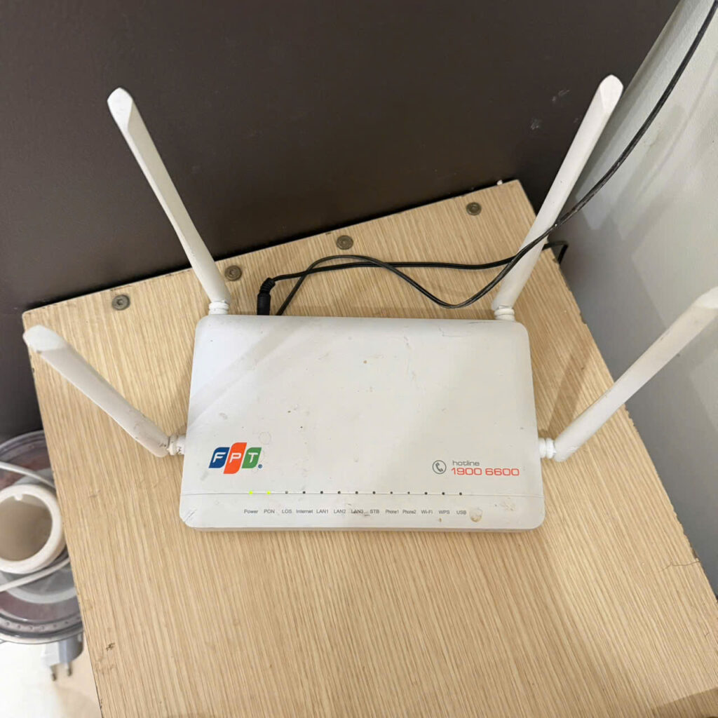 Modem wifi FPT trang bị tới khách hàng