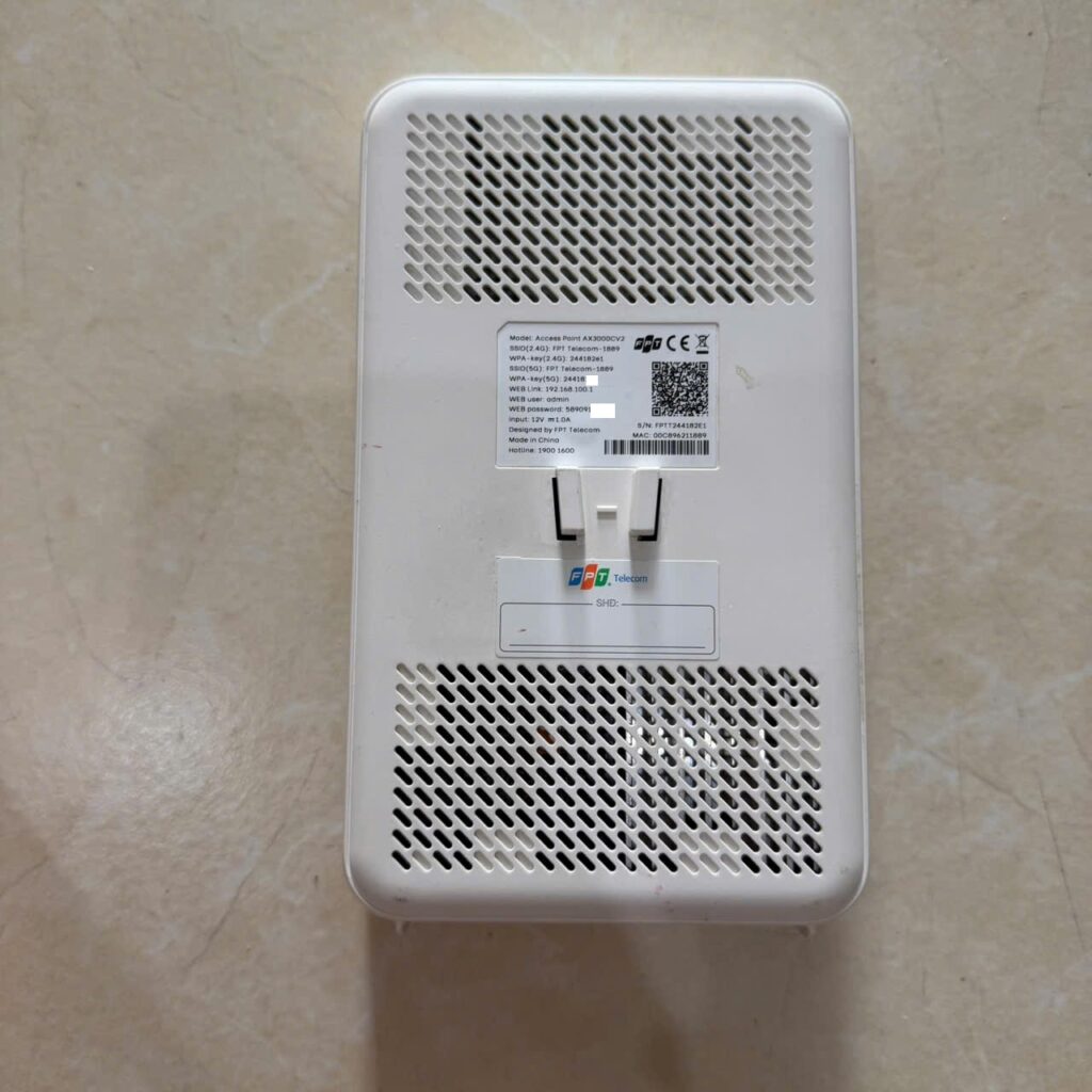 Mặt sau modem wifi chứa thông tin đăng nhập