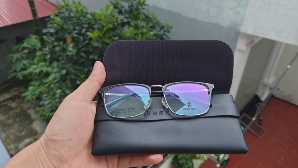Bộ sản phẩm bao gồm Bao da và kính