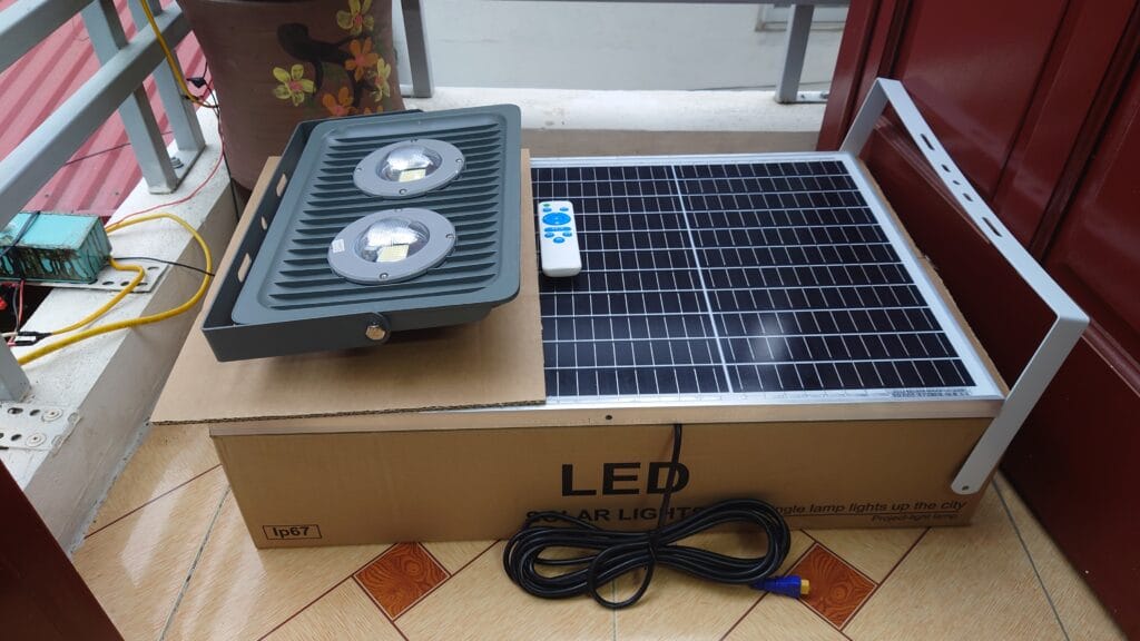 Đèn pha chống nổ năng lượng mặt trời S300L là một chứa đèn và phụ kiện