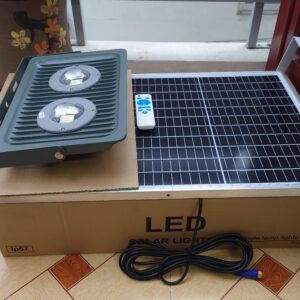 Đèn pha chống nổ năng lượng mặt trời S300L là một chứa đèn và phụ kiện