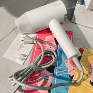 Bên trong là sản phẩm Máy sấy tóc iON âm Xiaomi SHOWSEE A1-W 1800W và Logo và miếng dán với các phiên bản khác nhau
