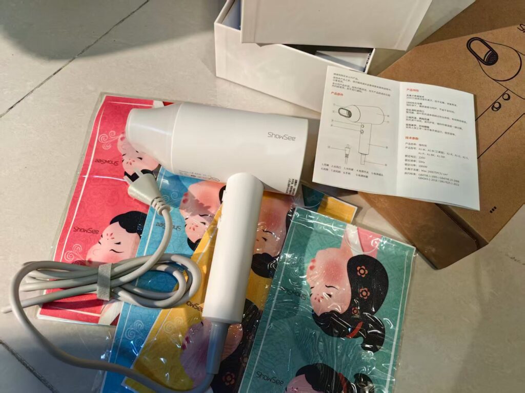Bên trong là sản phẩm Máy sấy tóc iON âm Xiaomi SHOWSEE A1-W 1800W và Logo và miếng dán với các phiên bản khác nhau