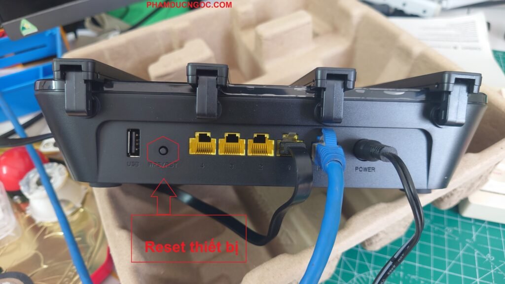 Ấn và giữ nút RST để Reset thiết bị về trạng thái ban đầu