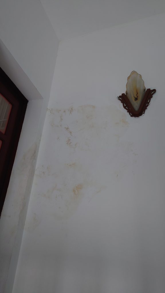 Vết nút bên ngoài làm mưa thấm gây ố vàng bên trong nhà